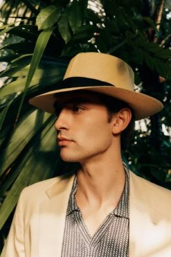 Lock & Co. Hatters -Lock & Co. Hatters MEN S ROLLABLE PANAMA LIFESTYLE SHOT