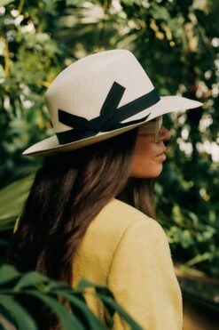 St Ives Rollable Panama -Lock & Co. Hatters ST IVES ROLLABLE PANAMA LIFESTYLE SHOT